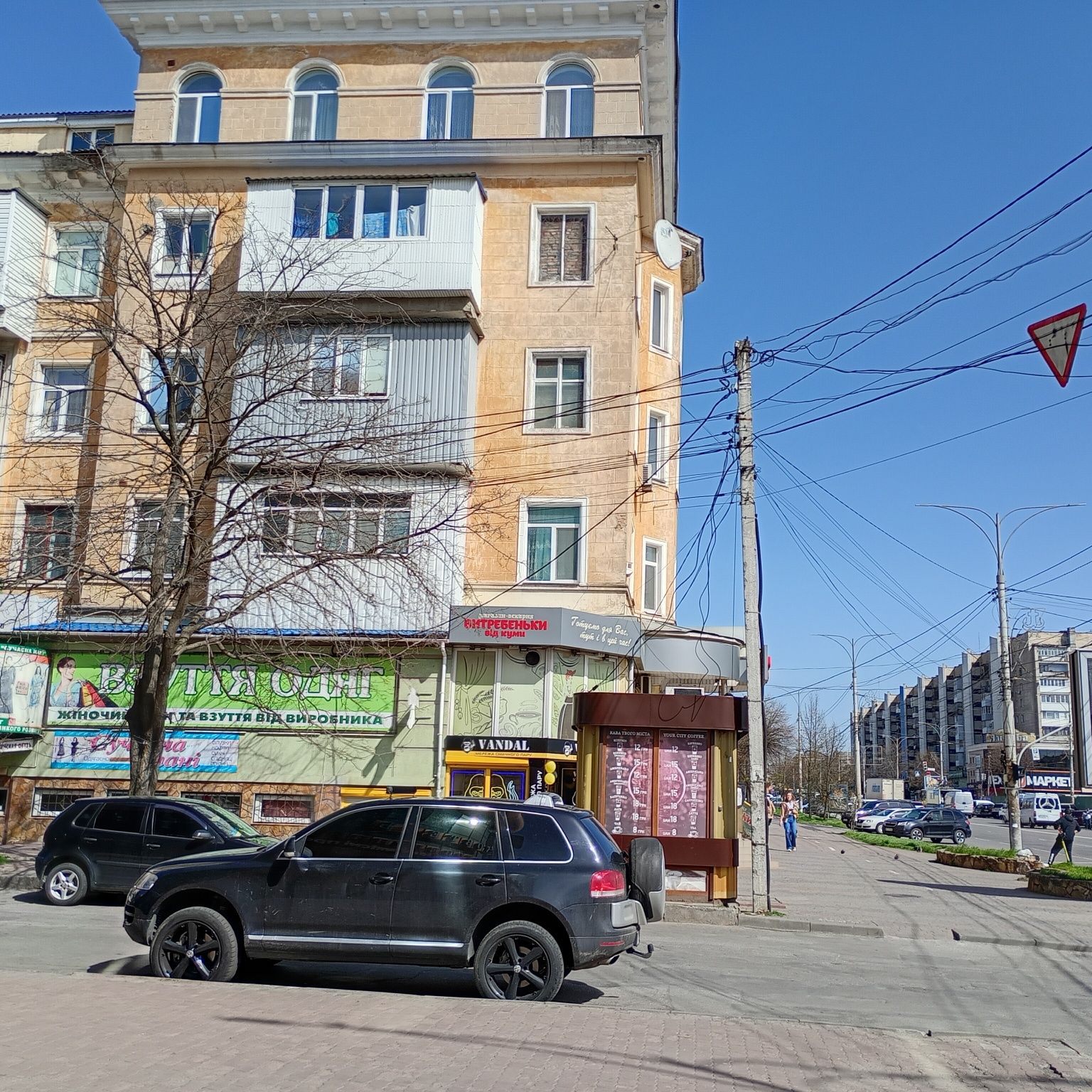 3 кімнатна квартира.  Увага!!! В ціну входить цегляний гараж та комора