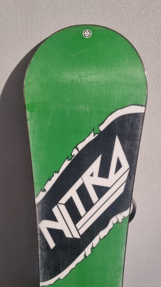 Deska snowboardowa Nitro wraz z zapięciami dlg 137 cm s