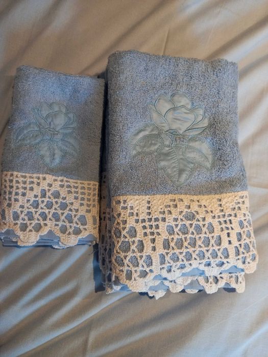 Conjunto de toalhas de banho azul, com aplicações de croché