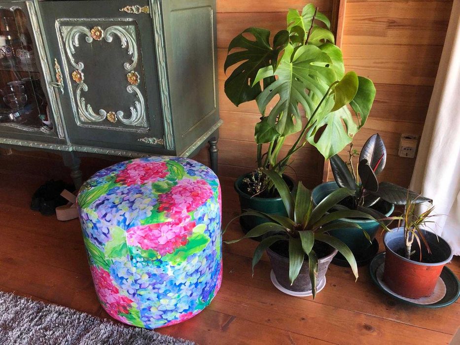 Puff forrado a tecido florido, bom estado