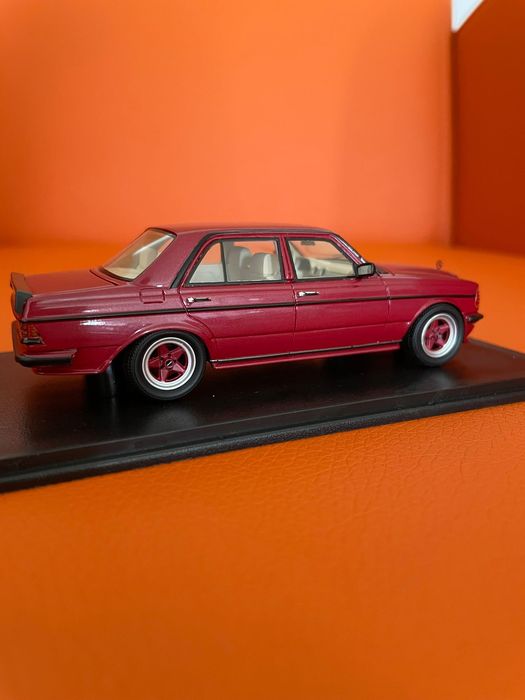 Carro miniatura de coleção Mercedes 280 E (W123) AMG