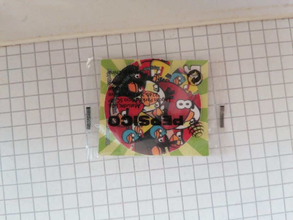 Pokémon e angry birds tazos