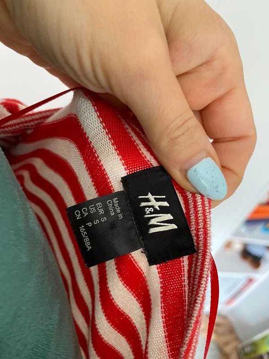 h&m sweter bufki falbanki marynarki rozpinany odkryte ramiona w paski