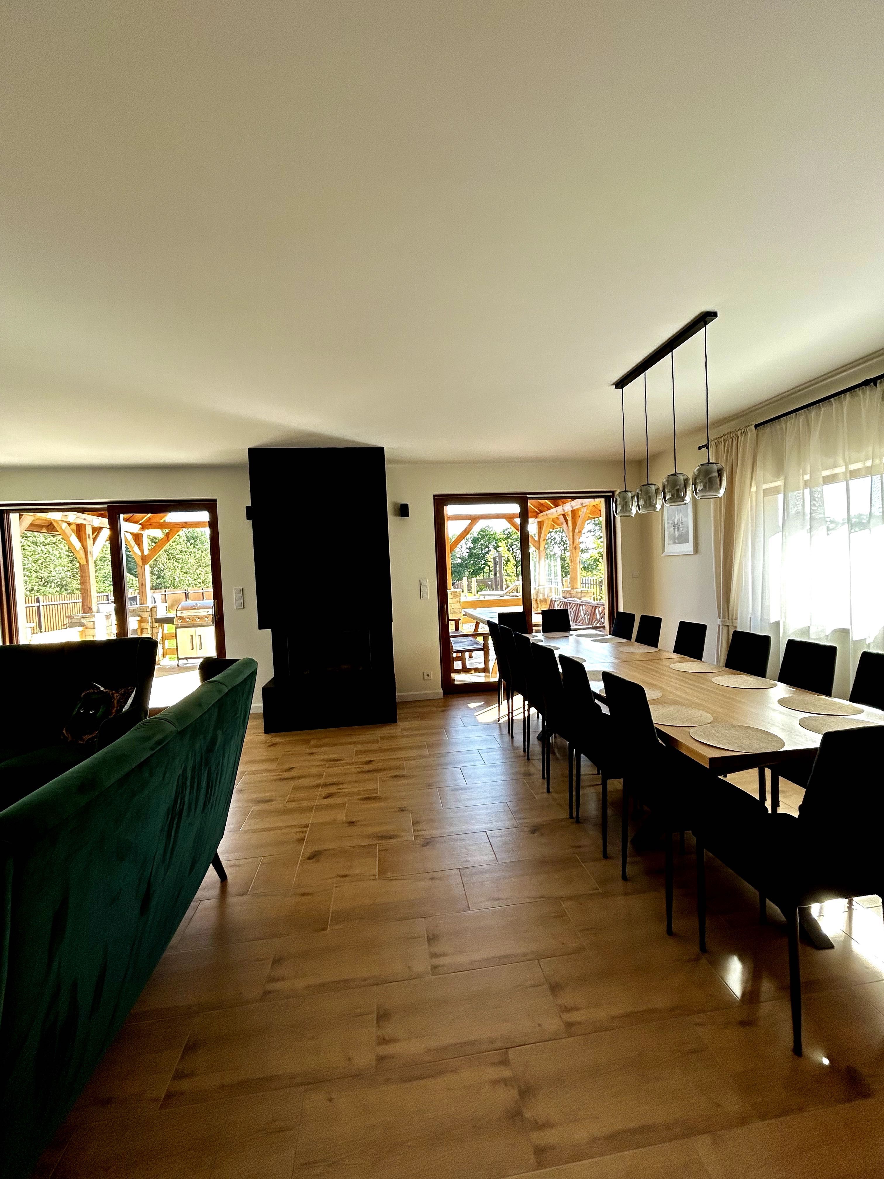 Villa Spełnienie Mazur z basenem i linią brzegową