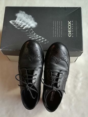 Sapatos Geox em pele para criança
