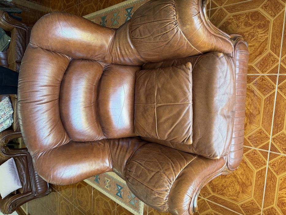 2 Sofás/Poltronas em Pele e Mesa Centro em Pedra– Bom Estado!