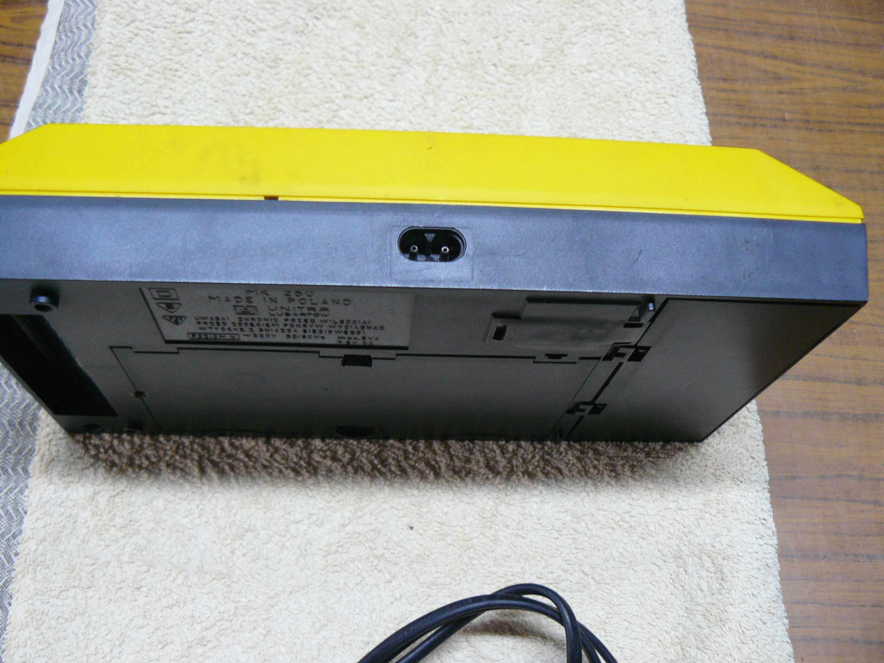 Magnetofon Unitra MK 250 z przewodem i kasetą z PRL-u