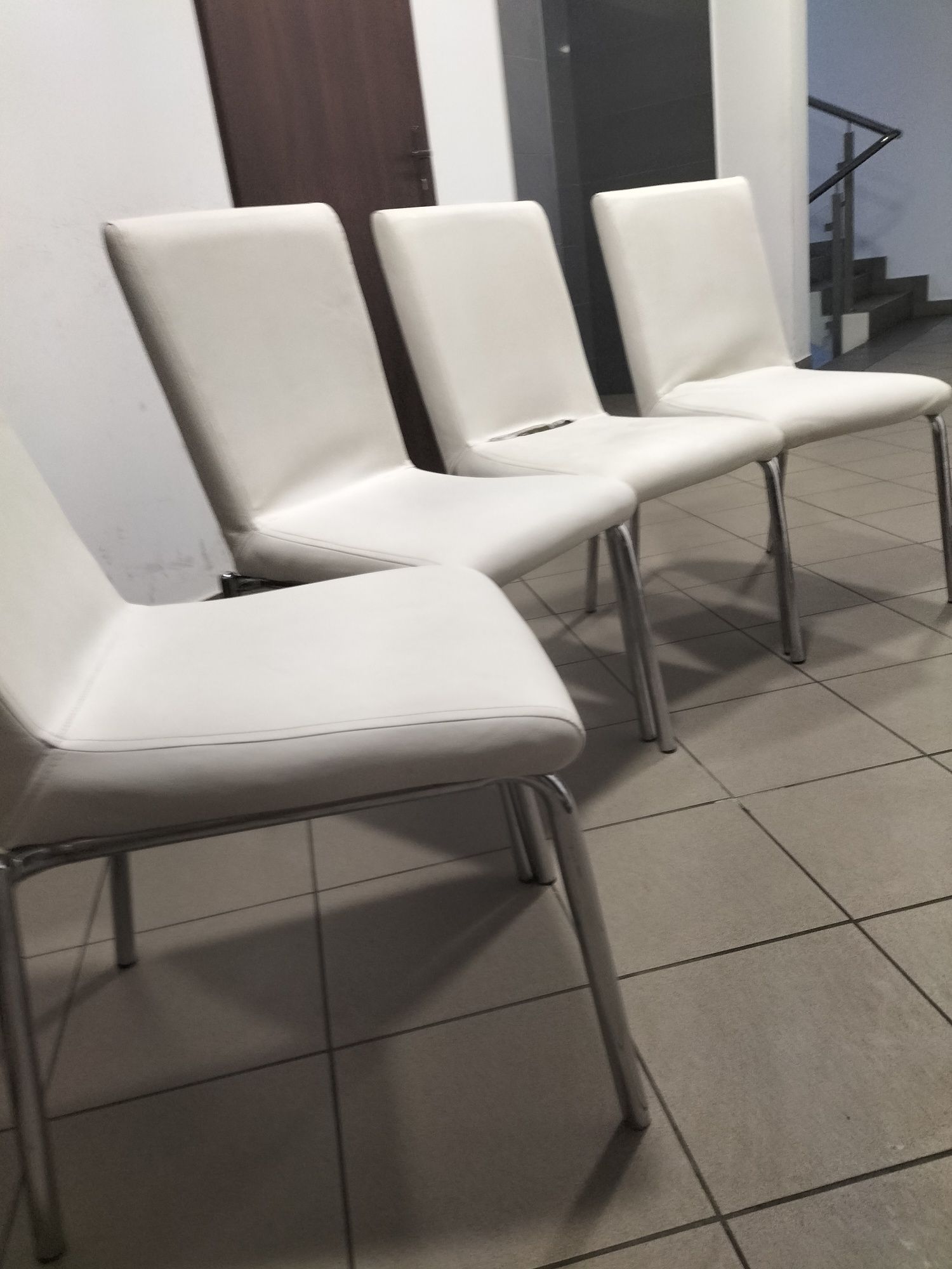 4 białe krzesła używane