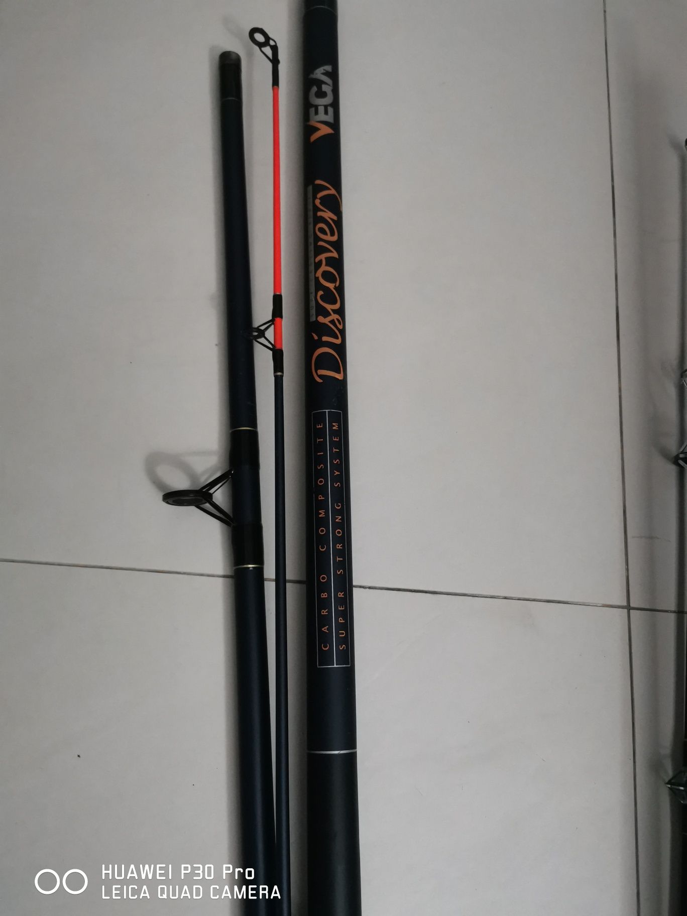 Duas canas de pesca e a mala de transporte, em muito bom estado