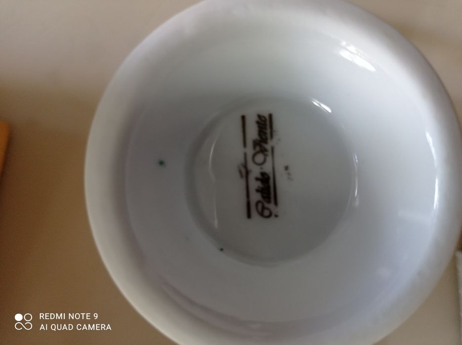 Efektowne filiżanki z talerzykami włoskiej firmy.