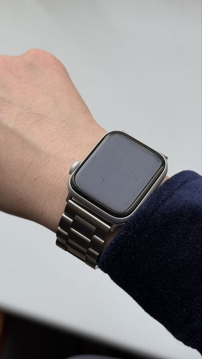 Продам СВОЇ Apple Watch 5 40mm silver сірі