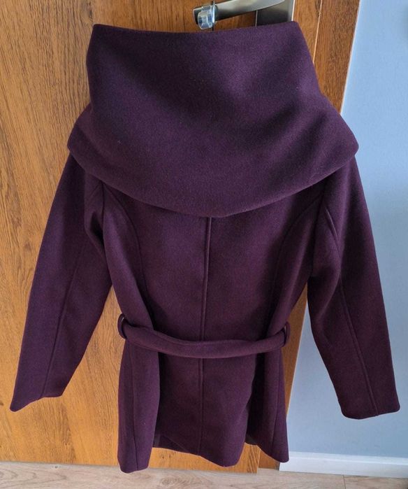 Śliwkowy płaszcz z wiązaniem – elegancja i styl na chłodne dni!