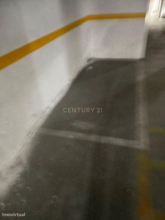 Estacionamento fechado e não coberto