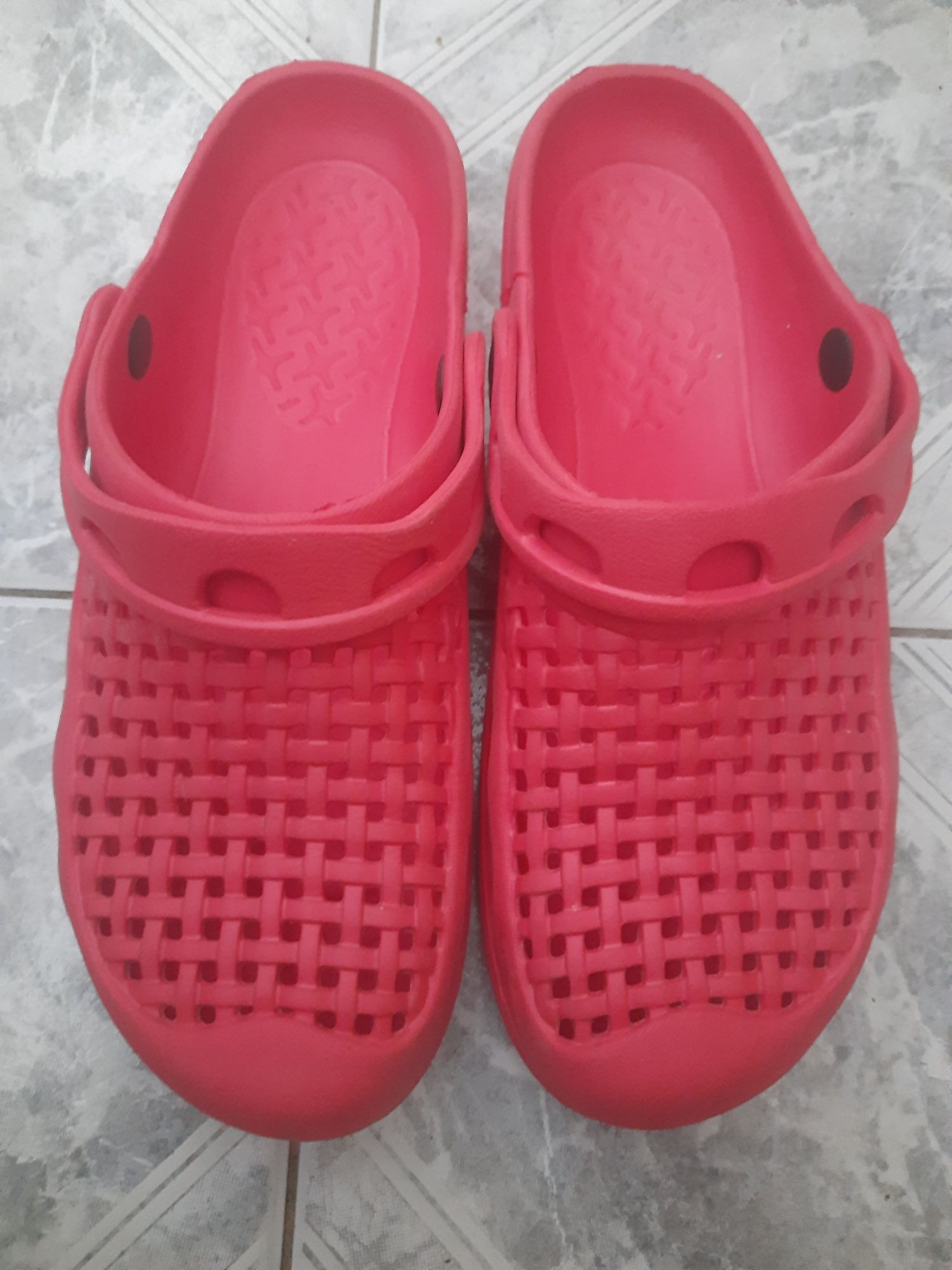Czerwone buty ogrodowe