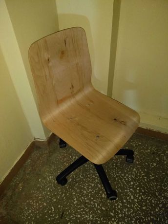 Sprzedam drewniane krzesło obrotowe