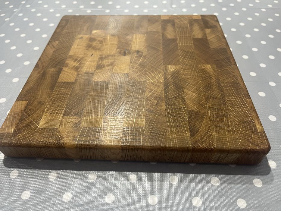 Deska do krojenia z litego dębu – układ czołowy (end grain)