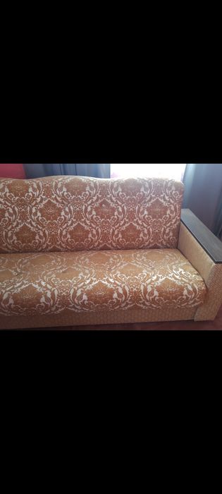 Терміново продаю диван книжку