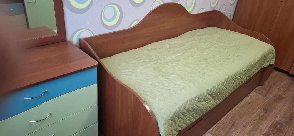 Набір меблів у дитячу кімнату + ліжко + матрац + комод + дзеркало.