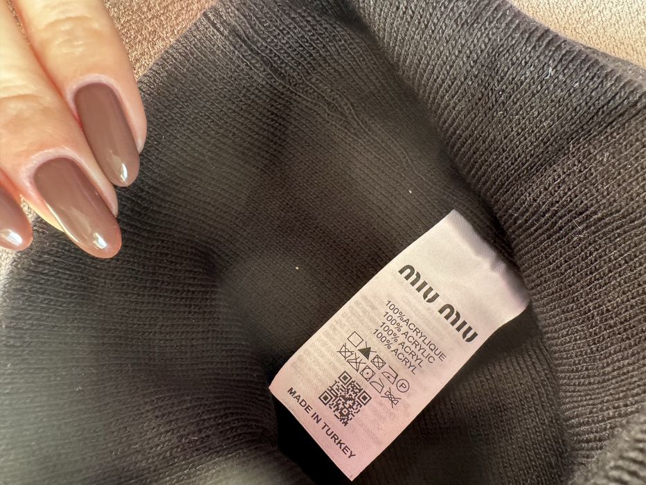 Czarna czapka zimowa miu miu