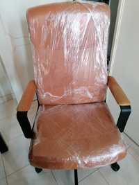 Cadeira Millberget castanha dourada usada