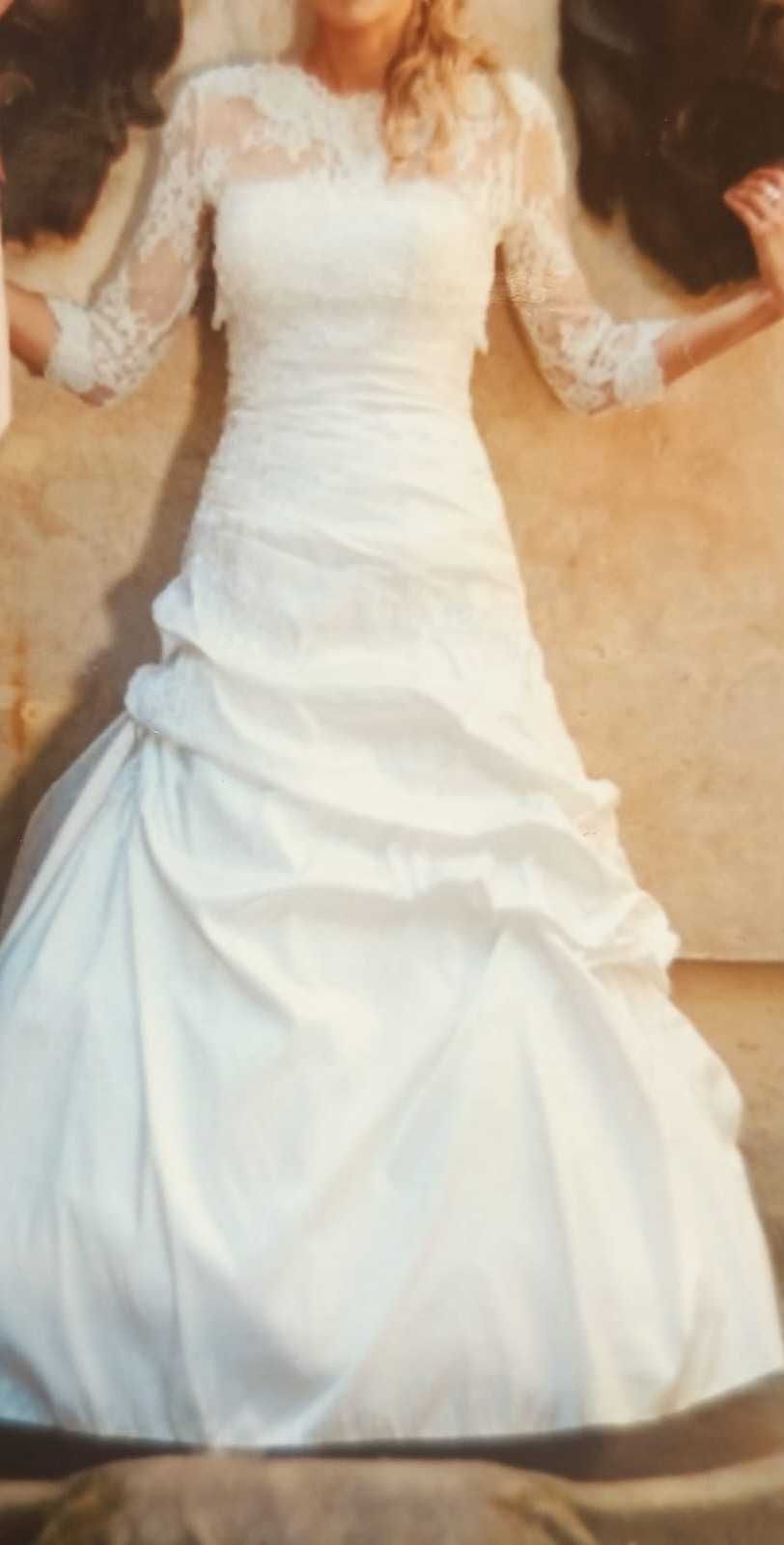 Suknia ślubna hiszpańskiej marki Fara Sposa