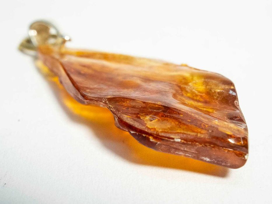 Bursztynowy wisiorek ze srebrem