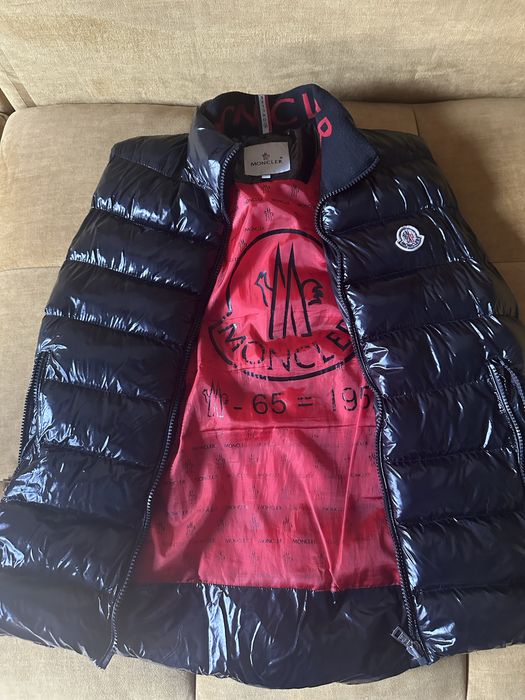 Продам желетку Moncler