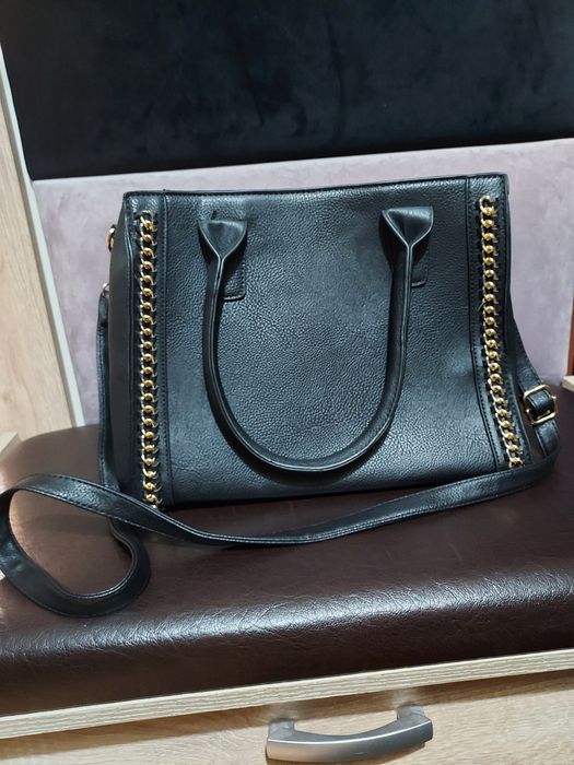 Torebka zdobiona łańcuszkiem