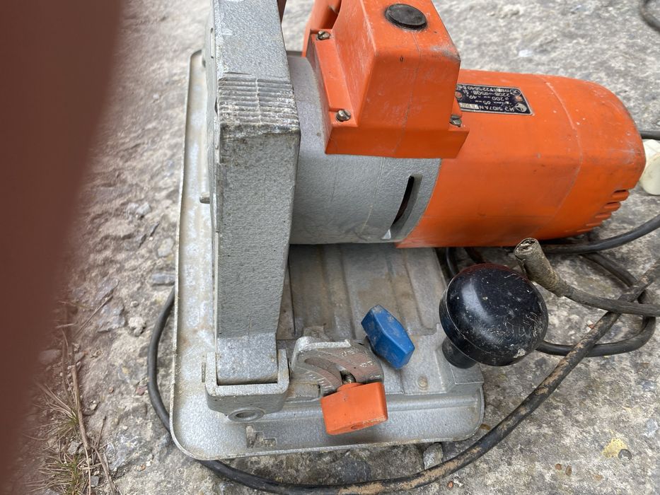 Дискова пила і фугувальний верстат.