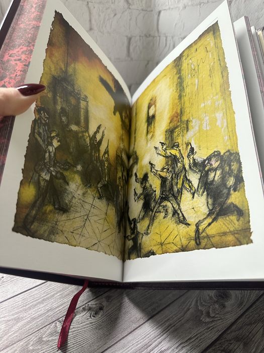 Книга в шкіряній палітурці «Майстер і Маргарита» М.Булгаков
