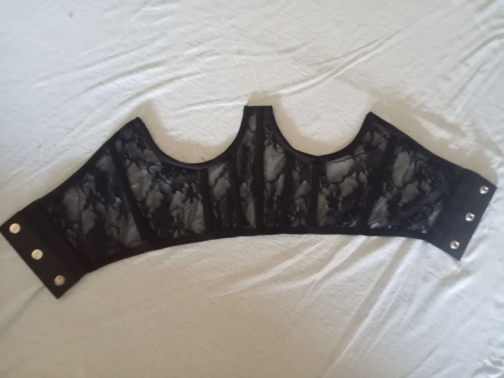 Vários vestidos e roupa de mulher