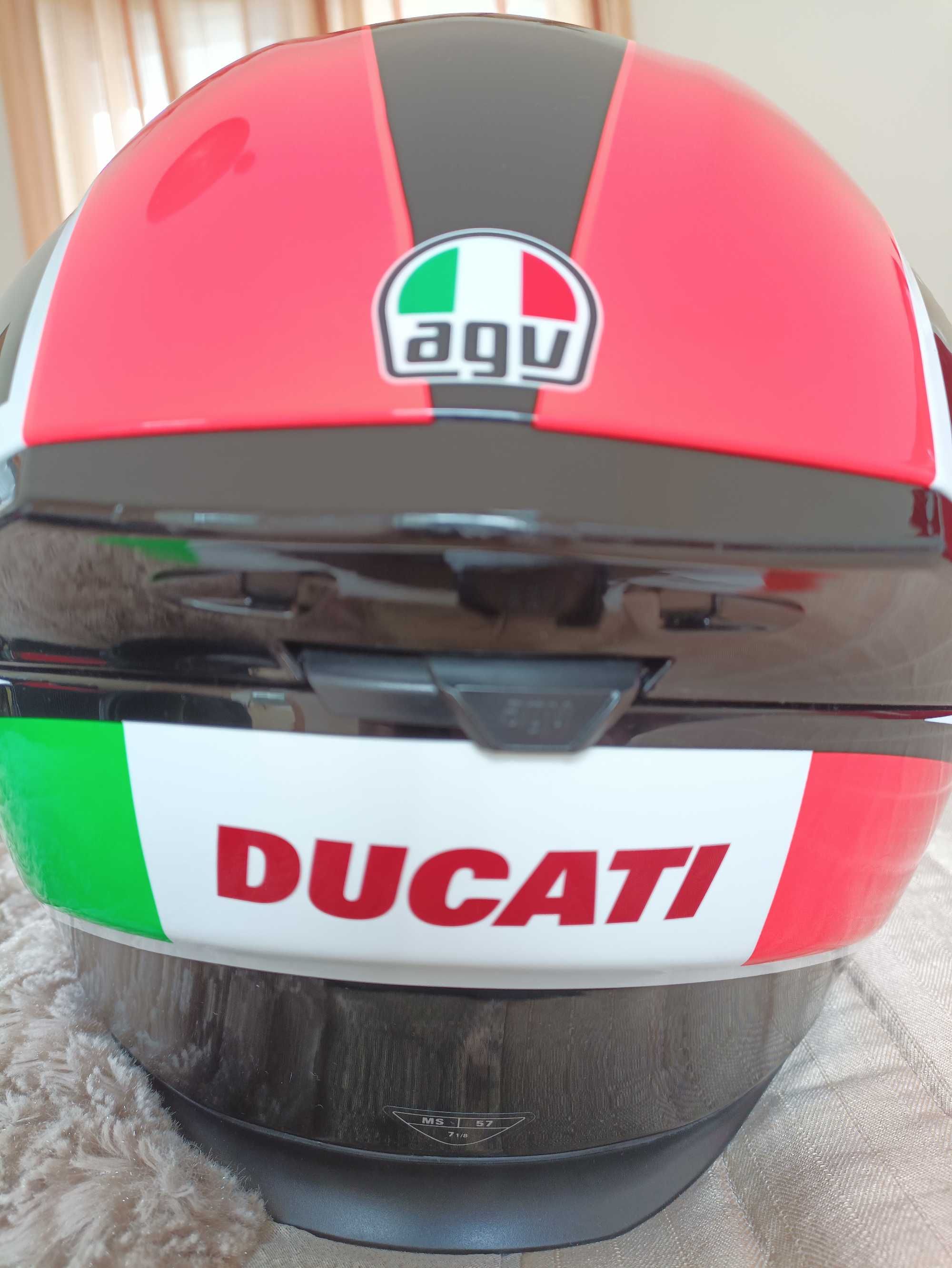Casaco, botas e capacete Ducati