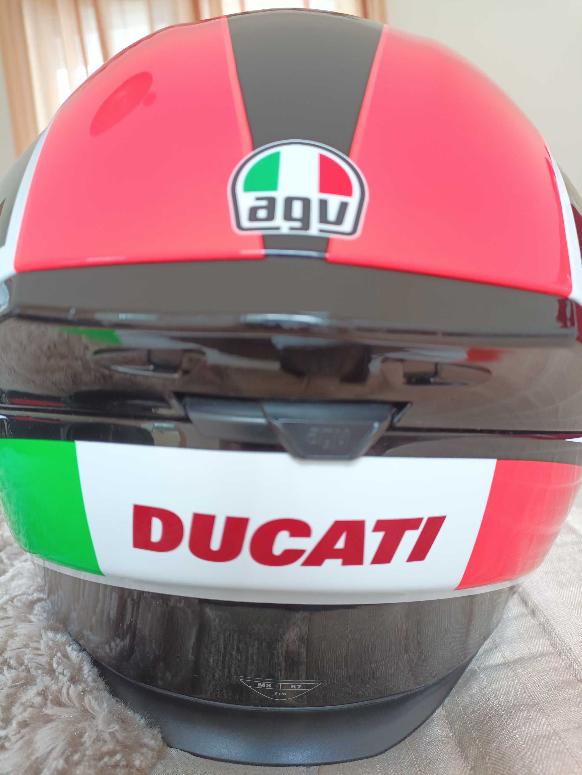 botas e capacete Ducati