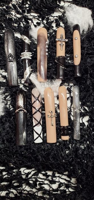 Авторські накладні нігті- ручний розпис  (на замовлення)
Або
У