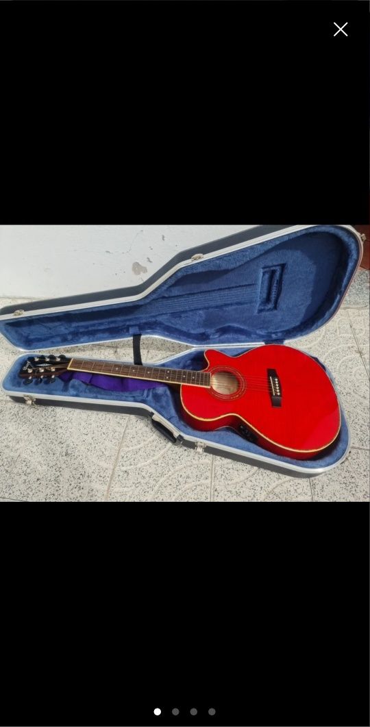 Guitarra Cort vermelha
