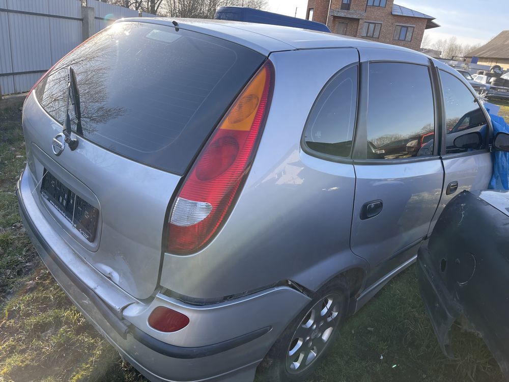 Nissan Almera Tino,Primera P12.