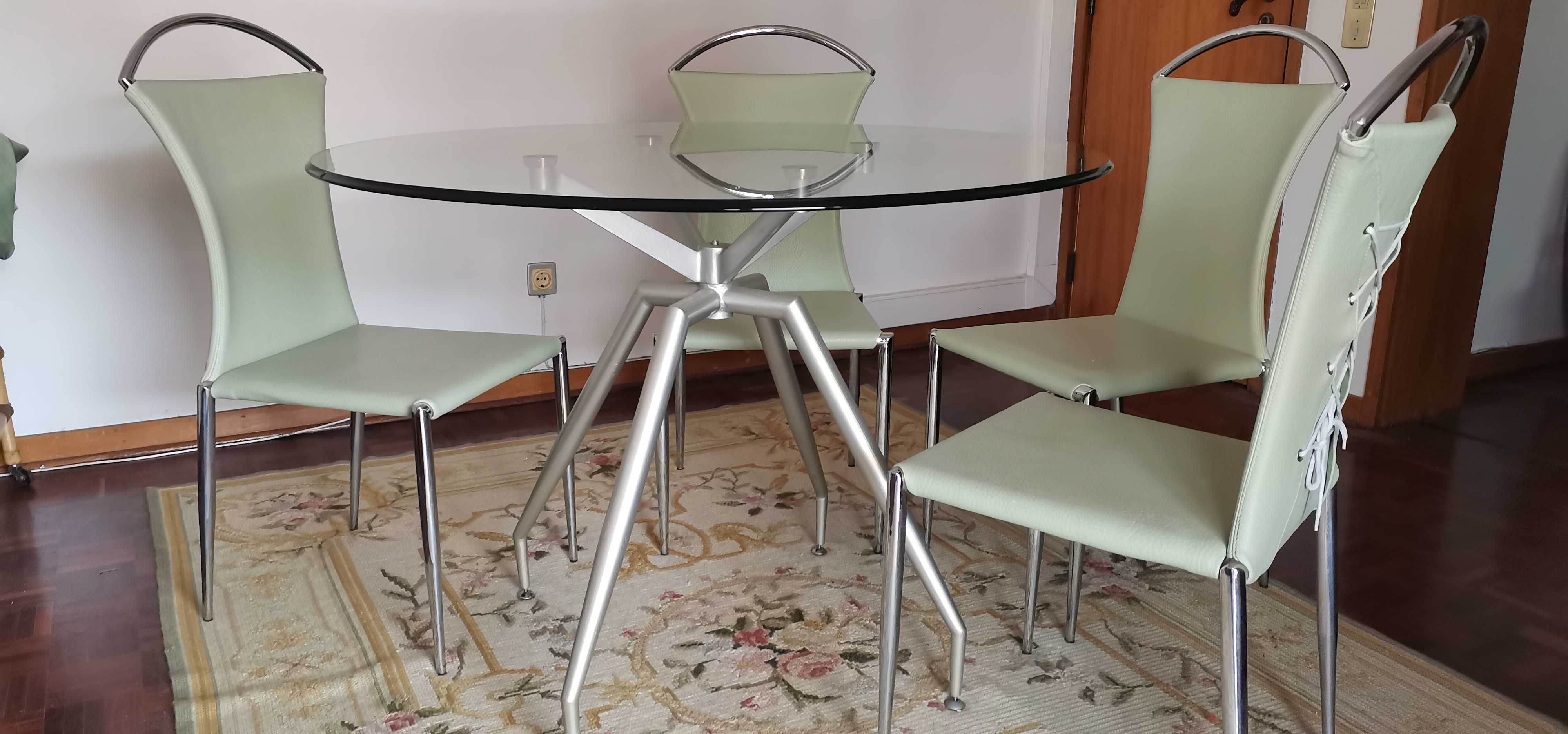 Conjunto de mesa de vidro e 4 cadeiras