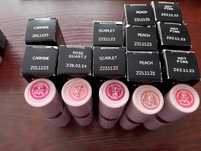 Lśniąca szminka z kwasem hialuronowym Hydramatic Shine+ Matte Avon