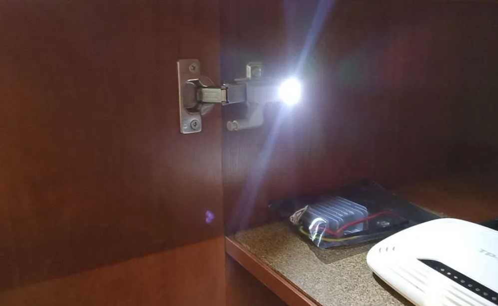 Стіл комп'ютерний офісний письмовий із замком та підсвіткою!