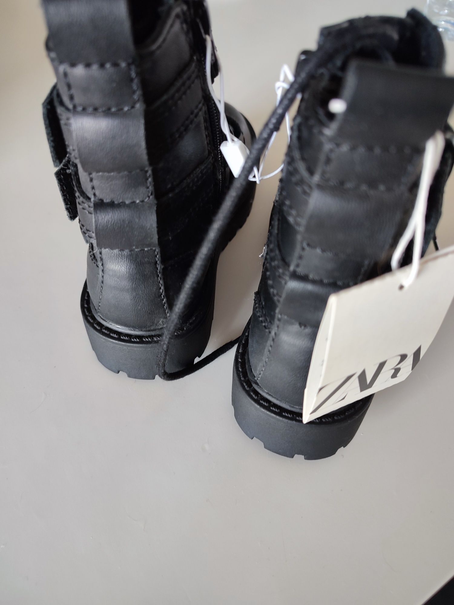 Botas pretas de menina - Novas