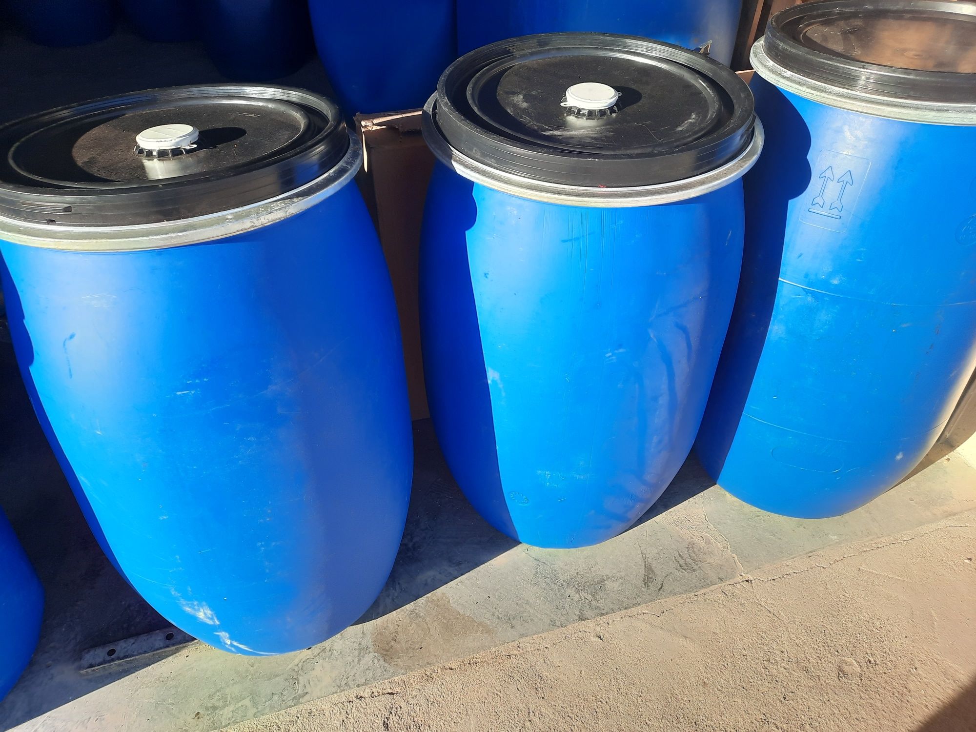 Bidons plástico de 140 litros com tampa e aro