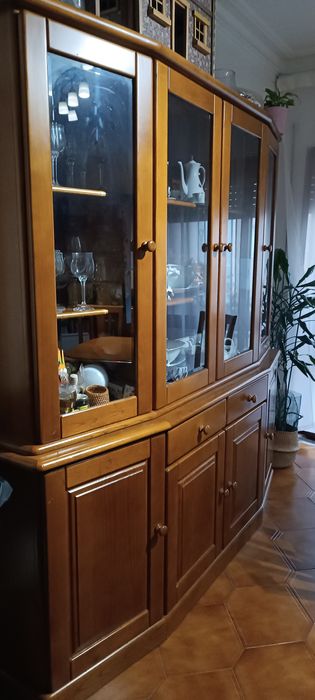 Mobília de sala madeira maciça carvalho e seis cadeiras forradas.