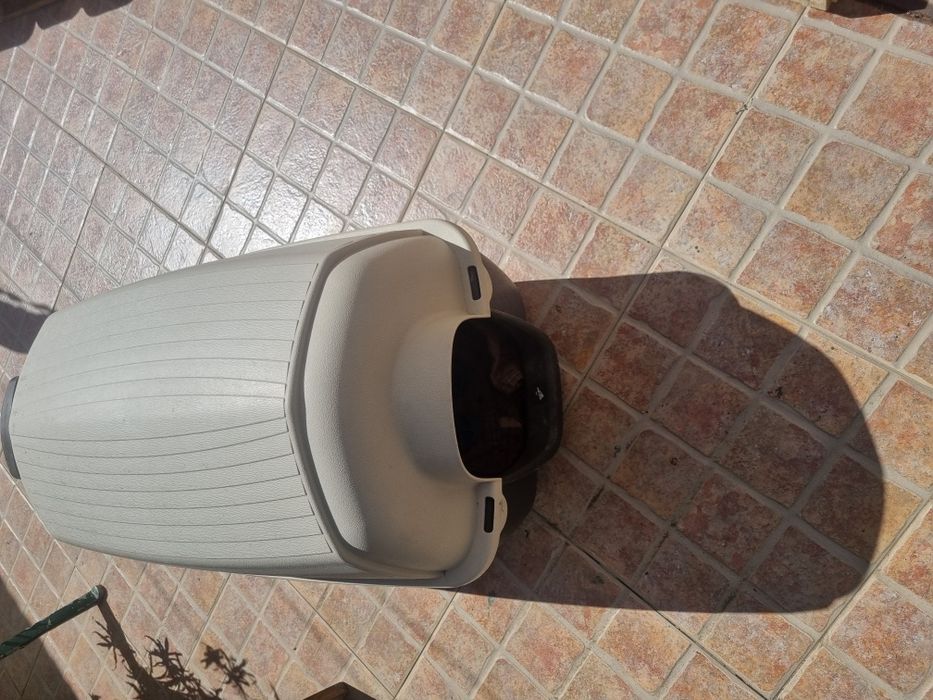 Gaiolas em metal/ Casota em plástico