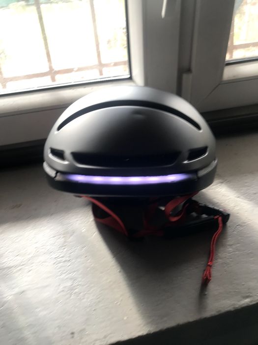 Kask rowerowy z kierunkowskazami