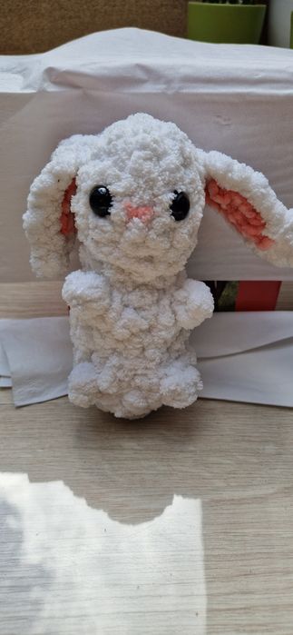 szydełkowny pluszak królik z czapeczka żaby