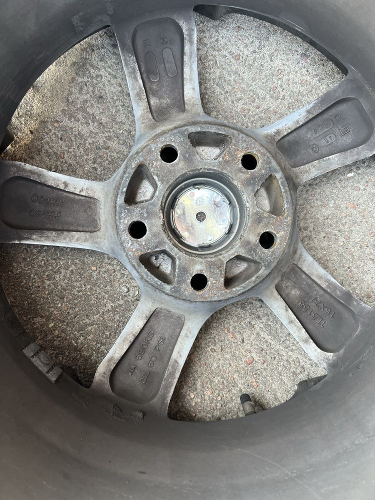 диски r16, 4шт., легкосплавні з болтами до них.