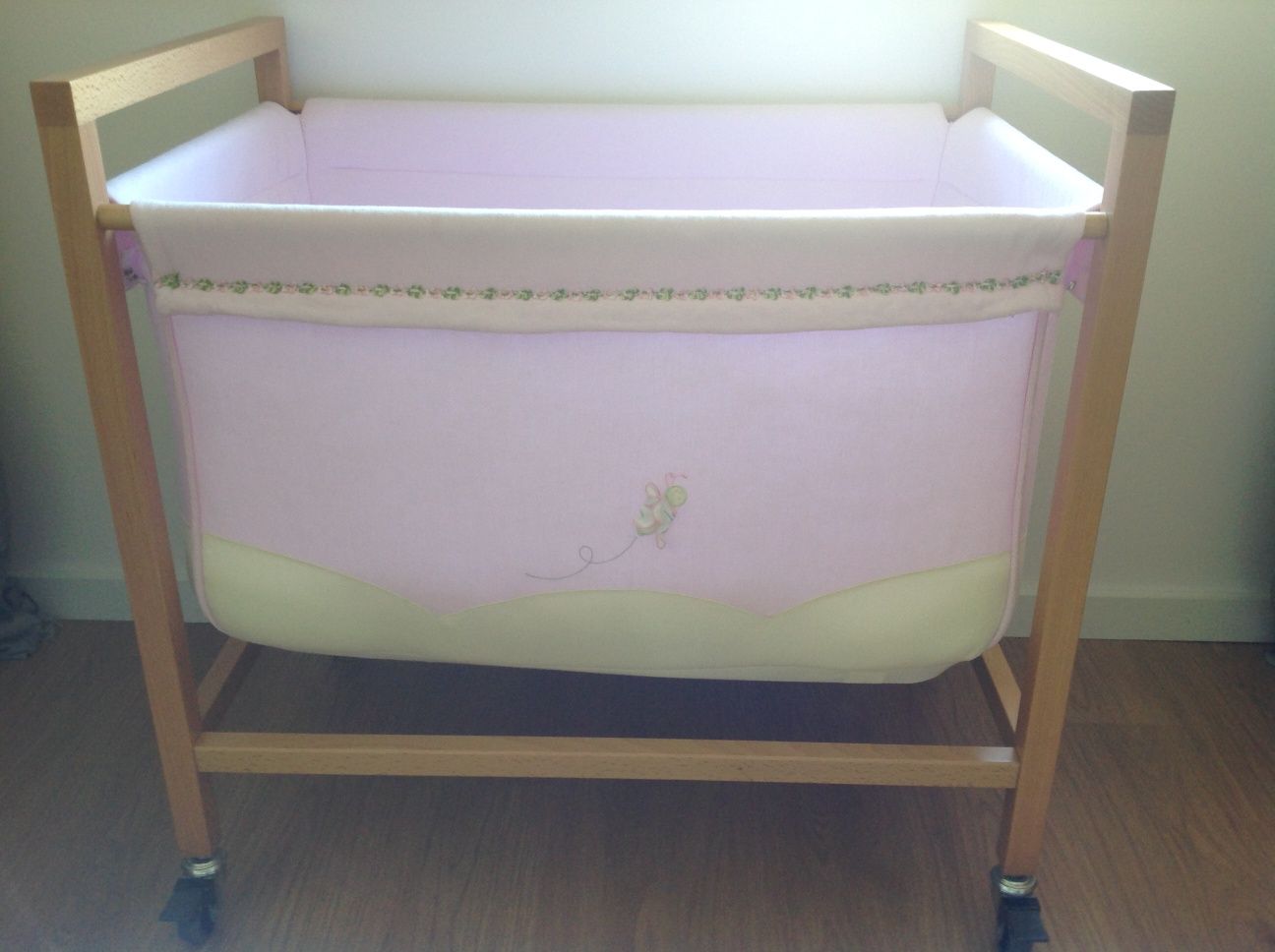 Mini-cama bebé com uma forra de menino ou menina