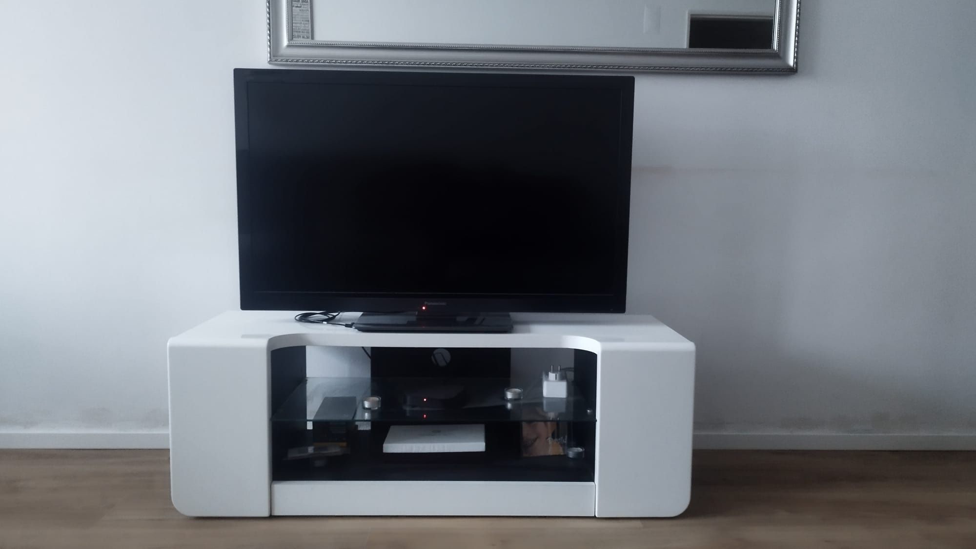 Móvel de TV branco lacado