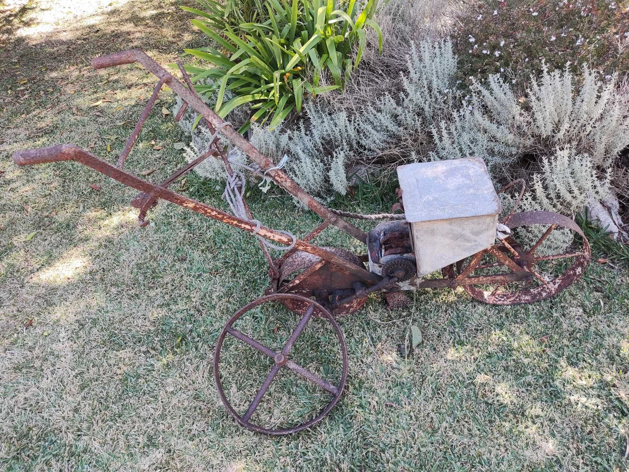 Arado e Semeador Antigos - Decoração Rústica Eventos/Quintas/Jardins