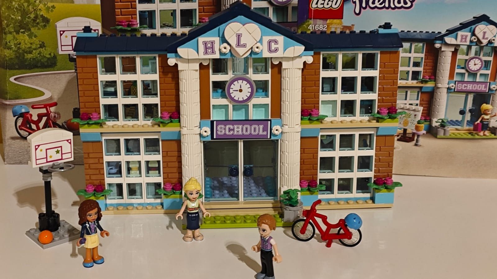 LEGO Friends 41682 Szkoła w mieście Heartlake